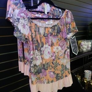 Flowy Floral blouse (peach colored)